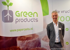 Onno Boeren van Green Products stond met hun paperpots van maat 13 tot en met maat 28 op de beurs. Ze kunnen smalle paperpots produceren omdat ze dezelfde techniek als de tabaksindustrie gebruiken.